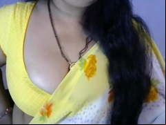 Indian babe in saree reveals her big tits
